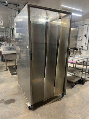 réfrigérateurs à double porte en acier inoxydable dans une grande cuisine industrielle