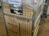 un chariot en métal sur lequel sont empilées de nombreuses boîtes