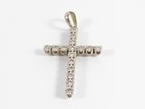 un gros plan d'un pendentif en forme de croix en diamant sur fond blanc