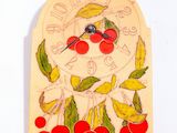 une horloge en bois décorée de cerises