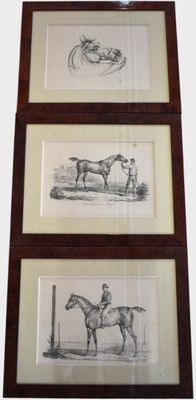 trois dessins encadrés représentant des chevaux et des jockeys, dans un cadre en bois