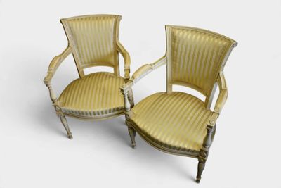 une paire de chaises avec un revêtement doré, revêtement doré, revêtement doré