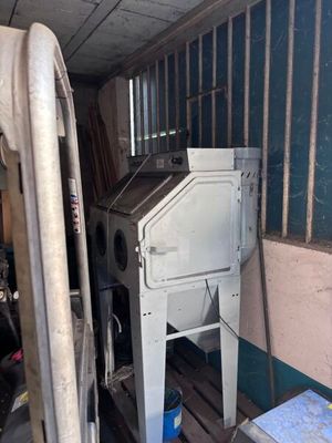 une machine qui se trouve à l'intérieur d'un bâtiment