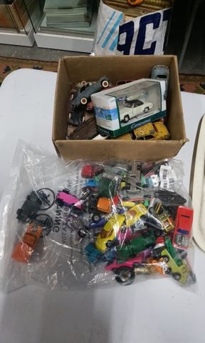 Lot de voiture miniature moderne et ancienne dont une dinky toy