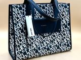 un sac fourre-tout noir et blanc muni d'une étiquette