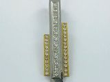 une photo d'une bague en argent et en or sertie de diamants