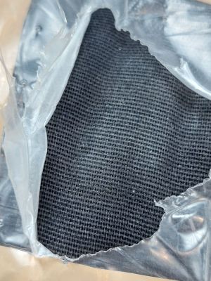 un sac en plastique troué posé sur une table