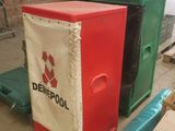 une boîte rouge, verte et bleue avec une pancarte sur laquelle est écrit « deeppool »