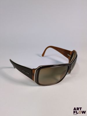 une image représentant une paire de lunettes de soleil posée sur une surface blanche