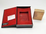 une petite boîte en bois qui contient une autre petite boîte en bois