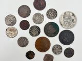 une pile de vieilles pièces de monnaie posée sur une surface blanche