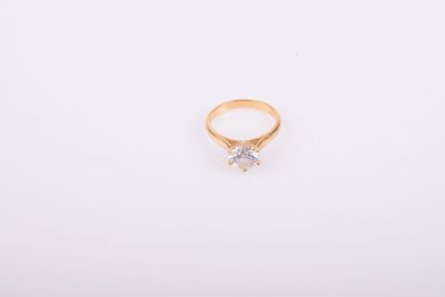 une bague en or surmontée d'un seul diamant