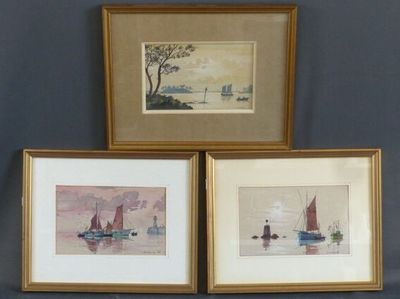trois aquarelles encadrées représentant des bateaux sur un plan d'eau, avec un arbre en arrière-plan