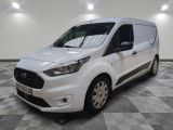 la camionnette blanche est garée sur un sol carrelé en damier