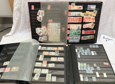 beaucoup de timbres dans une boîte posée sur la table