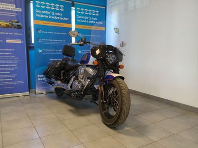 une moto garée dans un showroom