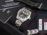 une montre rangée dans une boîte avec une étiquette
