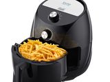 une friteuse à air chaud noire contenant des frites