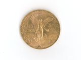 une pièce d'or avec l'image d'une femme dessus