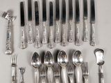 beaucoup de cuillères et de fourchettes en argent sur la table