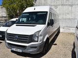 une camionnette blanche garée dans un parking à côté d'autres camionnettes