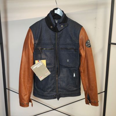 une veste suspendue à un portant dans un magasin de vêtements