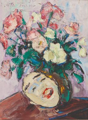 peinture représentant des fleurs dans un vase posé sur une table devant un mur