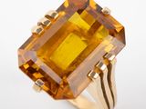 Gros plan sur une bague contenant une pierre jaune