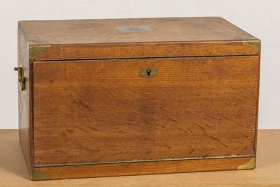 une petite boîte en bois posée sur une table, contenant une clé