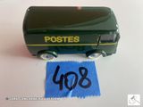 un petit camion jouet vert avec une étiquette bleue dessus