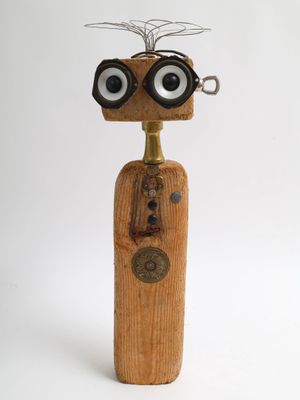 un robot en bois qui porte une paire de lunettes