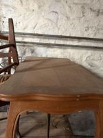 Lot comprenant 1 petite table à pieds galbés, 2 chaises dépa… (photo 4)