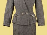 une photo d'un tailleur de femme sur un mannequin