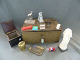 une boîte contenant une statue et d'autres objets, posée sur une table