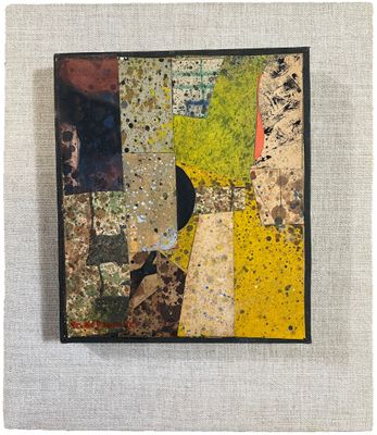 une photo d'une œuvre d'art posée sur une table