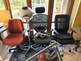 plusieurs chaises et une table dans une pièce