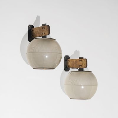 deux lampes suspendues au plafond