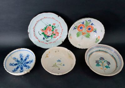 Lot de cinq plats en faïence. Époque XIXe.