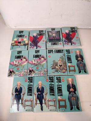 six livres de poche mettant en scène le même personnage sont posés sur une chaise