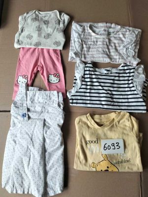 beaucoup de vêtements de bébé qui traînent par terre