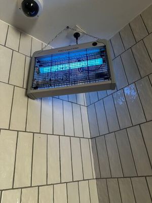 une lampe bleue suspendue au plafond d'une salle de bains