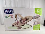 une boîte contenant un bébé, posée sur une table