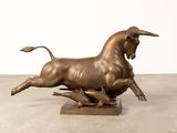 sculpture en bronze représentant un taureau et un chien sur un socle