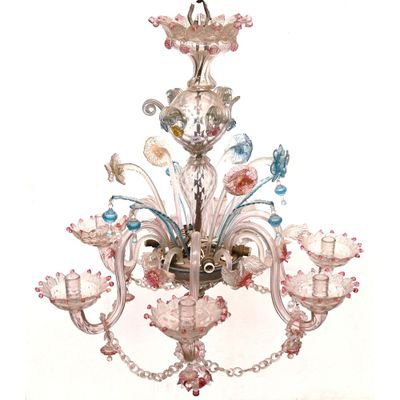 un lustre orné d'un bouquet de fleurs