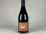 la bouteille de vin rouge est posée sur la table