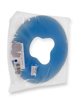 un beignet bleu dans un sac en plastique posé sur une surface blanche
