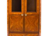 une armoire ancienne en bois avec des portes vitrées et un plateau en marbre