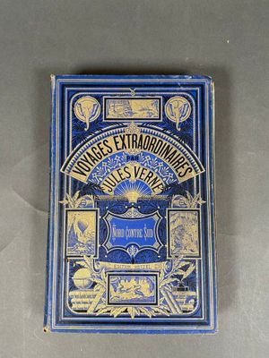 un vieux livre à la couverture bleue posé sur une table