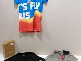 deux chemises et une veste accrochées au mur
