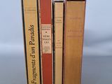 trois livres sont empilés sur une table